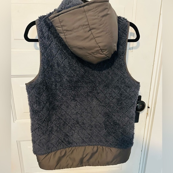 Patagonia Women Los Gatos reversible hooded vest- Charcoal Gray - Picture 2 of 4